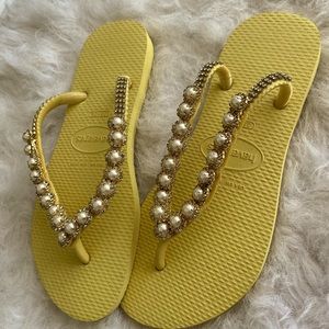 Haviannas size 35/36 light yellow pearl embellished flip flops